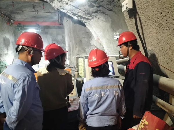 直擊安裝現(xiàn)場(chǎng)｜泰斯特精工精匠，筑起水電系統(tǒng)生產(chǎn)安全堡壘！